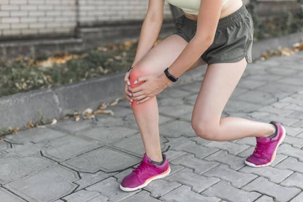 mujer joven dolor rodilla al correr - posponer el entrenamiento