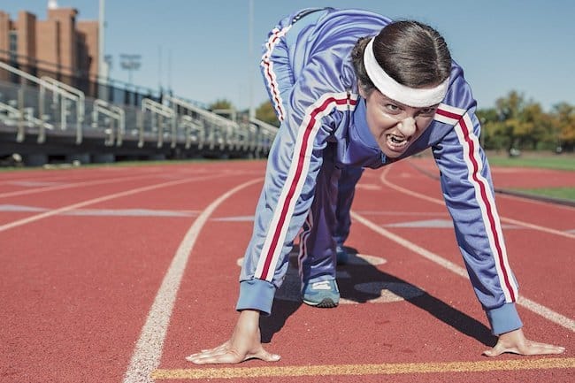 como-evitar-las-agujetas-mujer-lista-para-comenzar-a-entrenar Cómo evitar las agujetas. Mujer lista para comenzar a entrenar