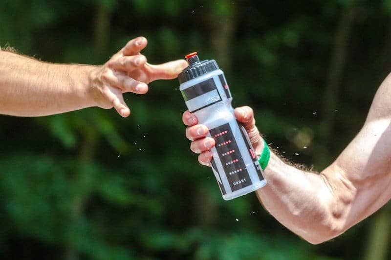 deportistas compartiendo botella - consejos para entrenar y hacer ejercicio fisico en verano