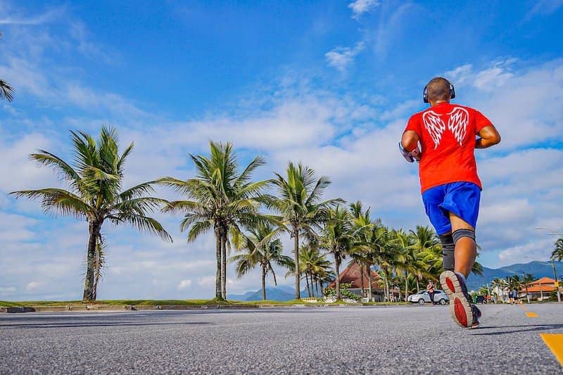 hombre corriendo con ropa brillante- consejos para entrenar y hacer ejercicio fisico en verano